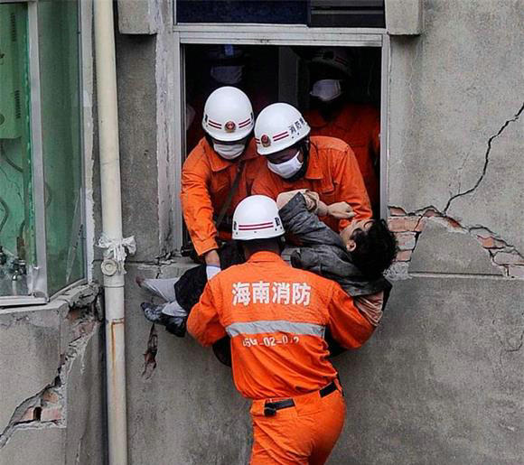 汶川地震后，海南省地震应急救援队救出被埋压在宿舍楼底层长达139小时的北川县中医院医生唐雄